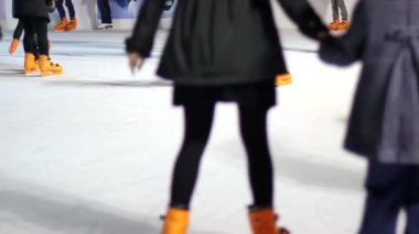 kalabalık buz patenciler