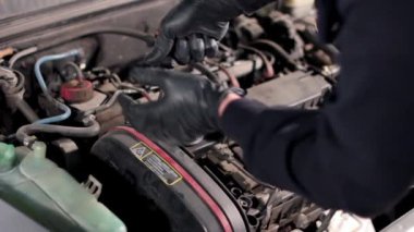 Otomatik tamirci araba motorunu tamir ediyor