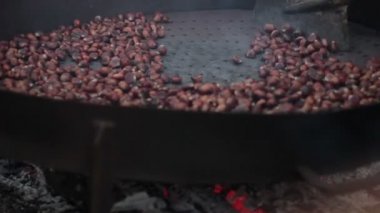 Yangın ile büyük bir tencerede pişirilmiş kestane