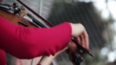 Kemancı sokakta müzik çalar