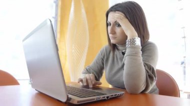 iş yerinde depresif iş kadını