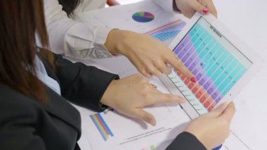 Bir tablet bilgisayar kullanarak iş kadınları