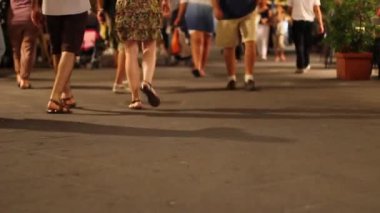 İnsanlar geceleri yürüyor.