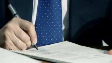 işadamı belgeleri imzalar