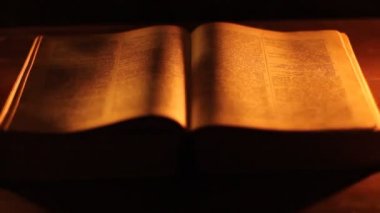 Mum ışığında eski kitabında