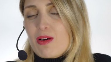 çağrı merkezinde çalışan kadın