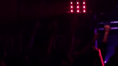 kalabalık bir rock konserinde 