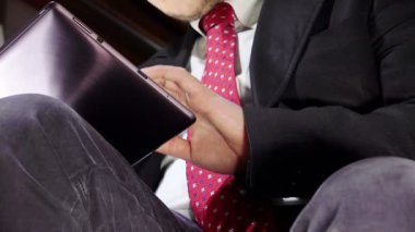 Tablet bilgisayar kullanan adam