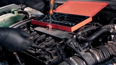 Otomatik tamirci araba motorunu tamir ediyor