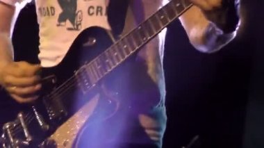 Gitar çalan adam