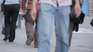 Kişilik kalabalık bir şehir merkezi sokakta hareket ediyor: gösteri, yürüme yürümek,