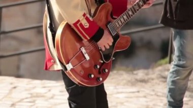 Rock gitaristi. Amfitiyatro konserde