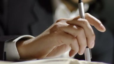 bir şey bekliyor yorgun iş adamı
