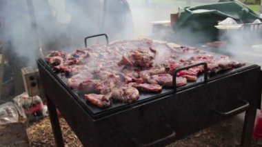 Biftek ve diğer et mangal üzerinde