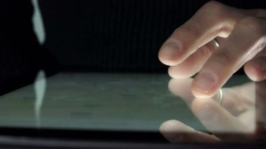 Tablet bilgisayar kullanan kadın