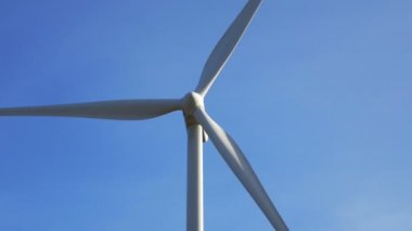 Rüzgar türbini elektrik üretiyor