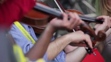 Kemancı klasik müzik sokakta oynuyor.