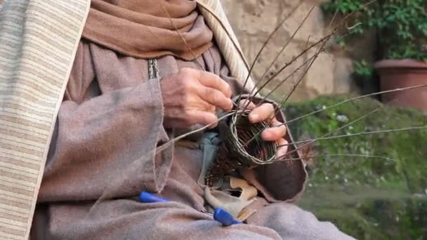 Vieil homme fait un panier à la main — Video