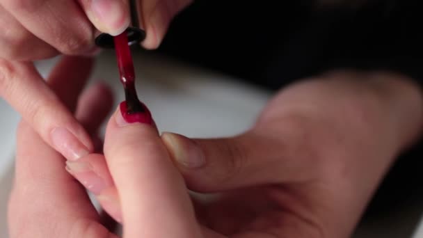 Mujer en un salón de belleza recibiendo una manicura — Vídeos de Stock