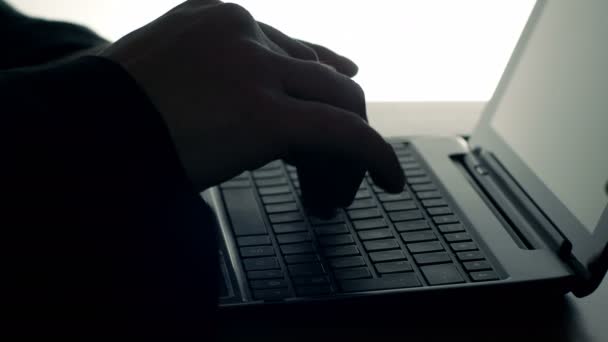 Άνθρωπος που πληκτρολογείτε για ένα φορητό υπολογιστή — Αρχείο Βίντεο
