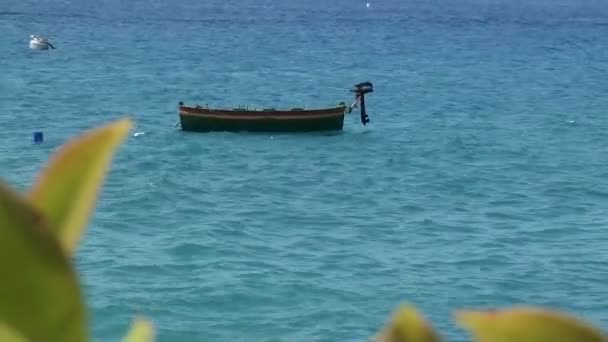 Traditionelles Fischerboot im Meer festgemacht — Stockvideo