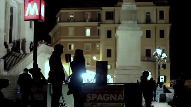 Estación de metro en Piazza di Spagna por la noche con la gente — Vídeos de Stock