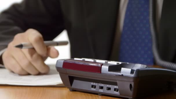 Homem de negócios no trabalho discando um número de telefone — Vídeo de Stock