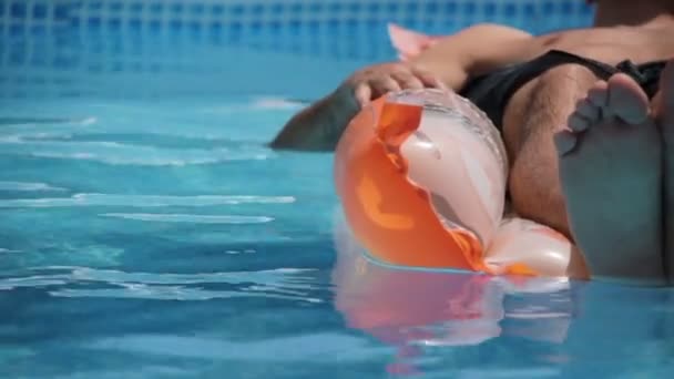 Young man floating on a mattress — Stock Video