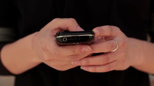 Mujer usando smartphone — Vídeo de stock