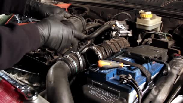 Auto mechanic repairing car engine — Stock Video