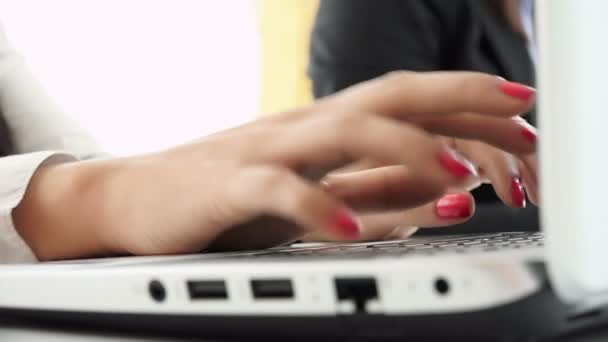 Femme tapant sur le clavier de l'ordinateur portable — Video