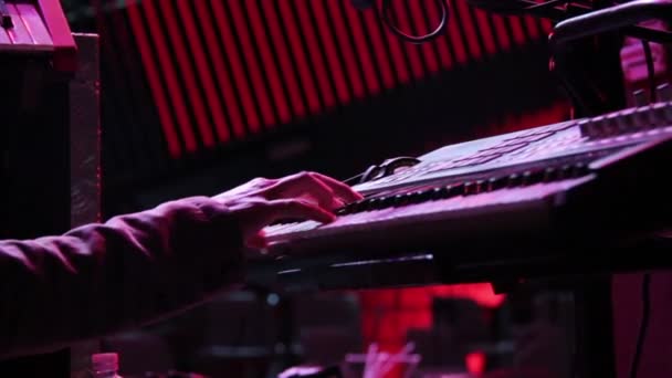 Руки, що грають музику на піаніно — стокове відео