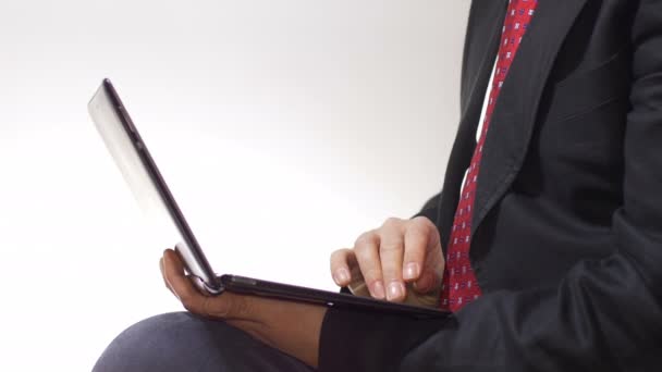 Бизнесмен, работающий с ноутбуком — стоковое видео