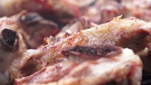 Cocción de carne en parrilla de barbacoa — Vídeo de stock