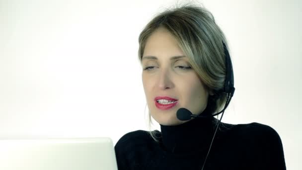 Μια γυναίκα μιλάει στο τηλέφωνο. — Αρχείο Βίντεο