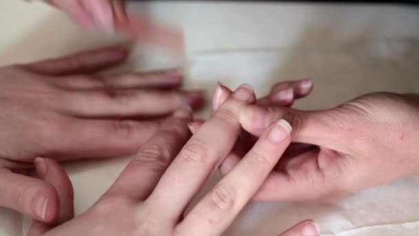 Mujer en un salón de belleza recibiendo una manicura — Vídeos de Stock