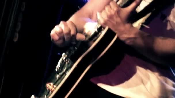 Чоловік грає гітара — стокове відео