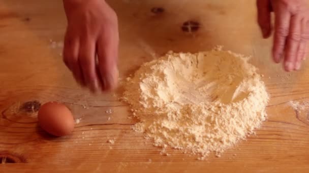 Γυναίκα προετοιμασία σπιτικά ζυμαρικά — Αρχείο Βίντεο