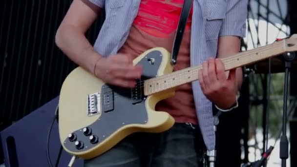 Hombre tocando la guitarra eléctrica — Vídeo de stock