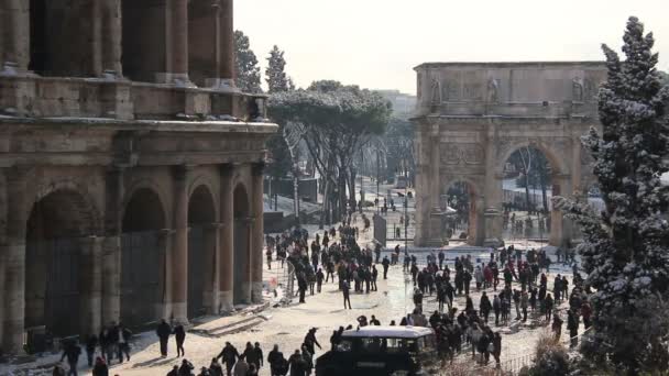 Mensen lopen in de buurt van Colosseum — Stockvideo