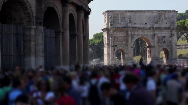 Mensen lopen in de straat in de buurt van Colosseum — Stockvideo