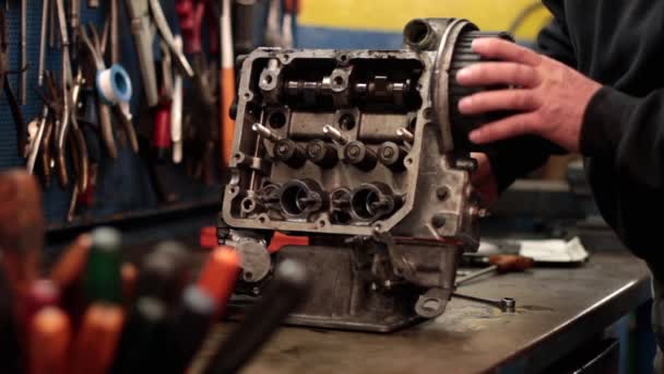 Otomatik tamirci araba motorunu tamir ediyor — Stok video