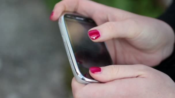 Frau nutzt Smartphone — Stockvideo