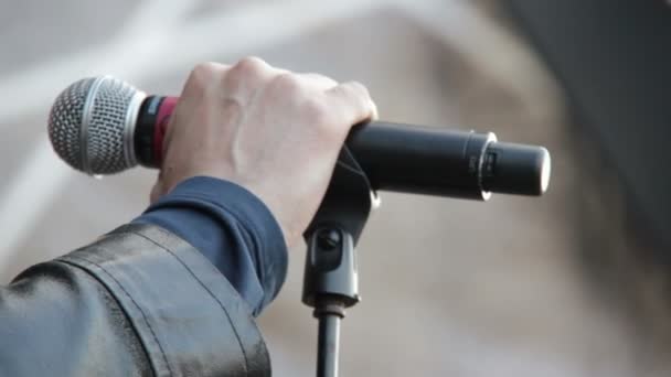 Enfoque en cantante masculino con micrófono — Vídeo de stock