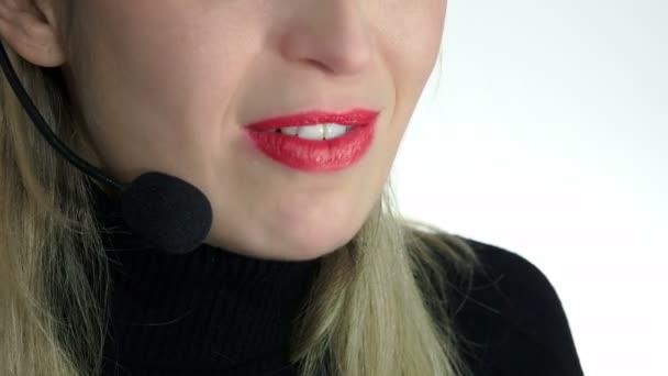 Vrouw die werkt in een callcenter — Stockvideo