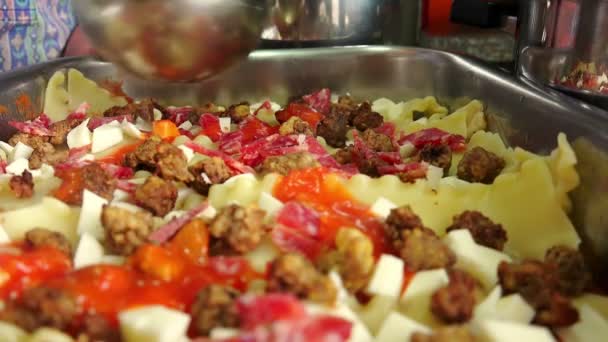 Cocina lasaña italiana tradicional — Vídeo de stock