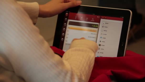 Vrouw met behulp van Tablet PC op luchthaven — Stockvideo