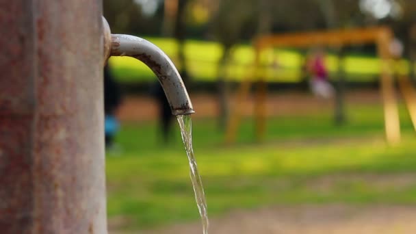 Fountain in the foreground and background swing - Autumn Scene in the park — Stockvideo