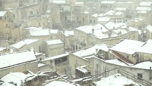 雪の街の屋根付きの屋根 — ストック動画