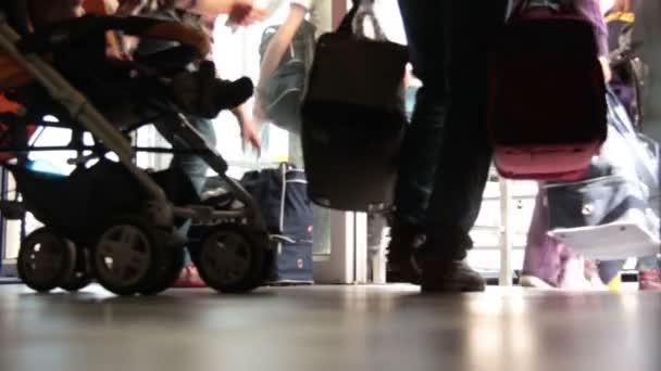 Люди едут на самолете — стоковое видео